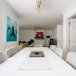 City Centre House - 5 Bedrooms - Sleeps 9 - Parking