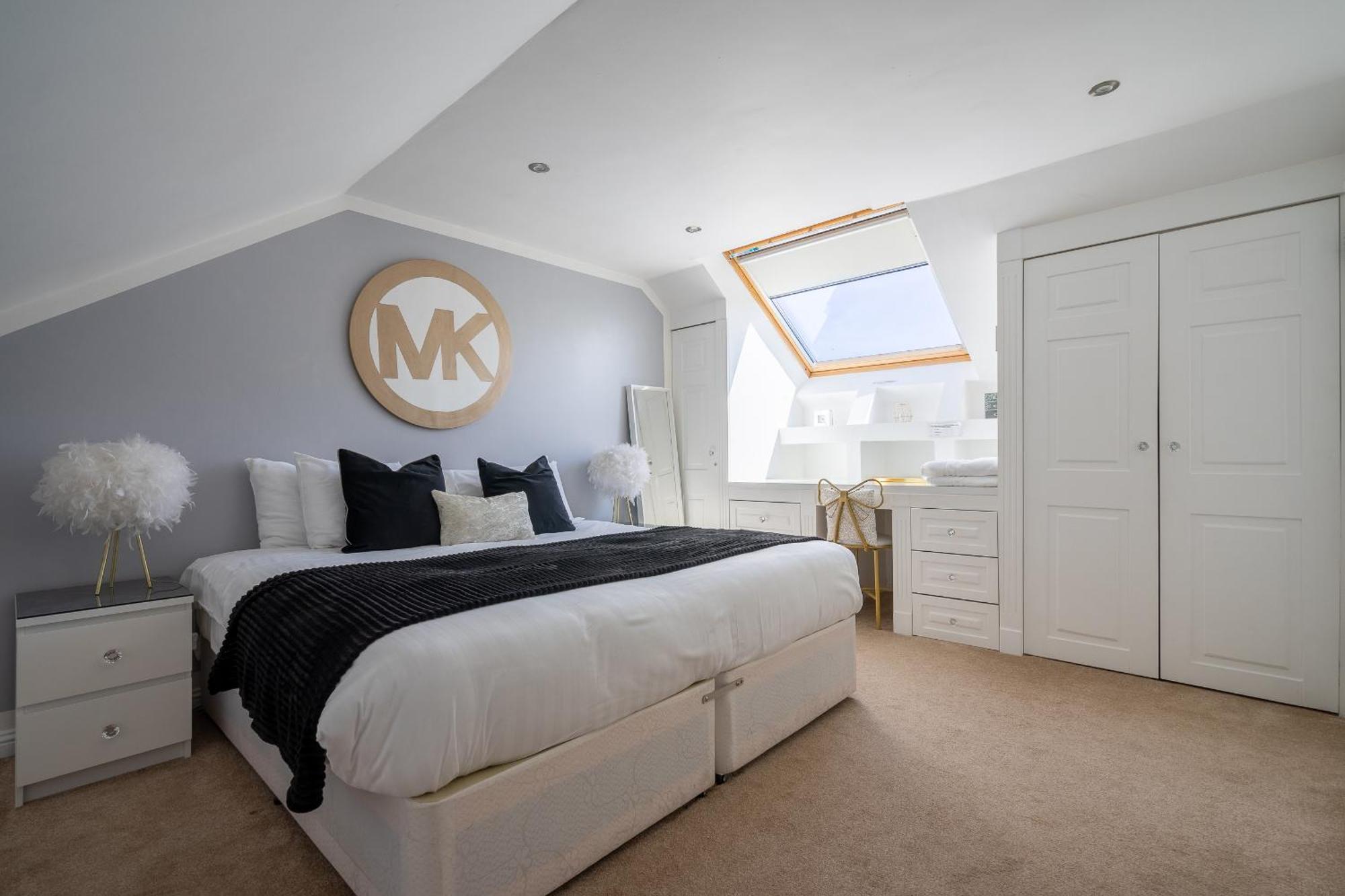 Centre House - 5 Bedrooms - Sleeps 9 - Parking