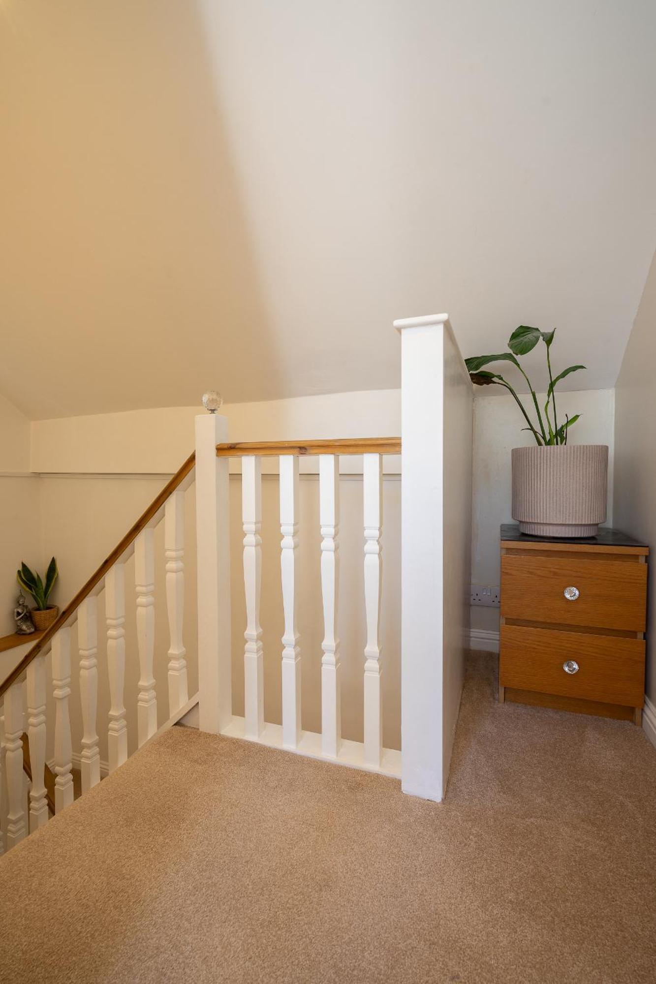 Centre House - 5 Bedrooms - Sleeps 9 - Parking *