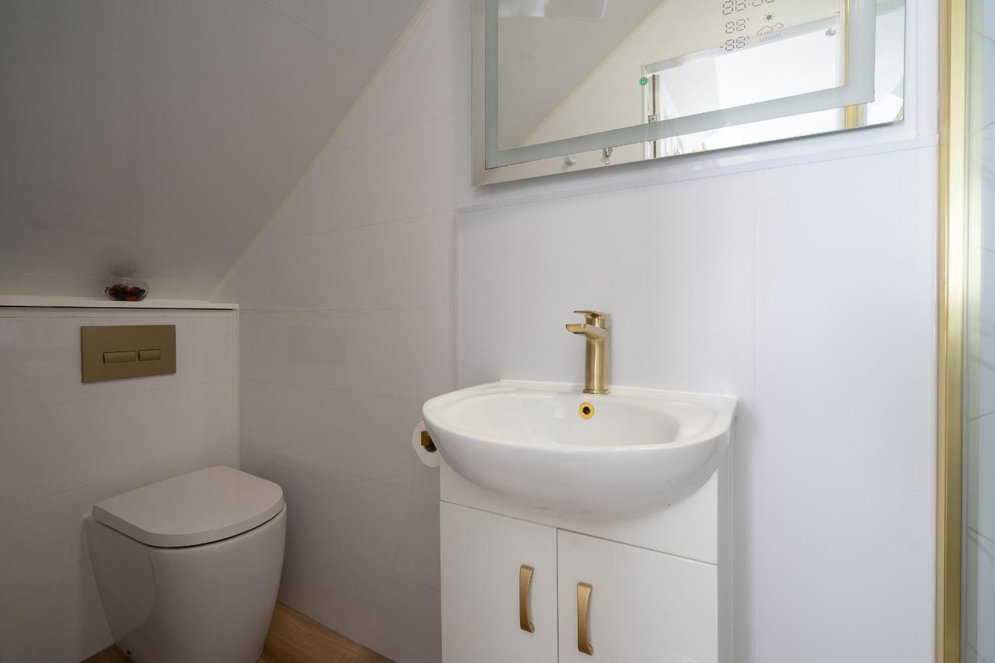 Centre House - 5 Bedrooms - Sleeps 9 - Parking