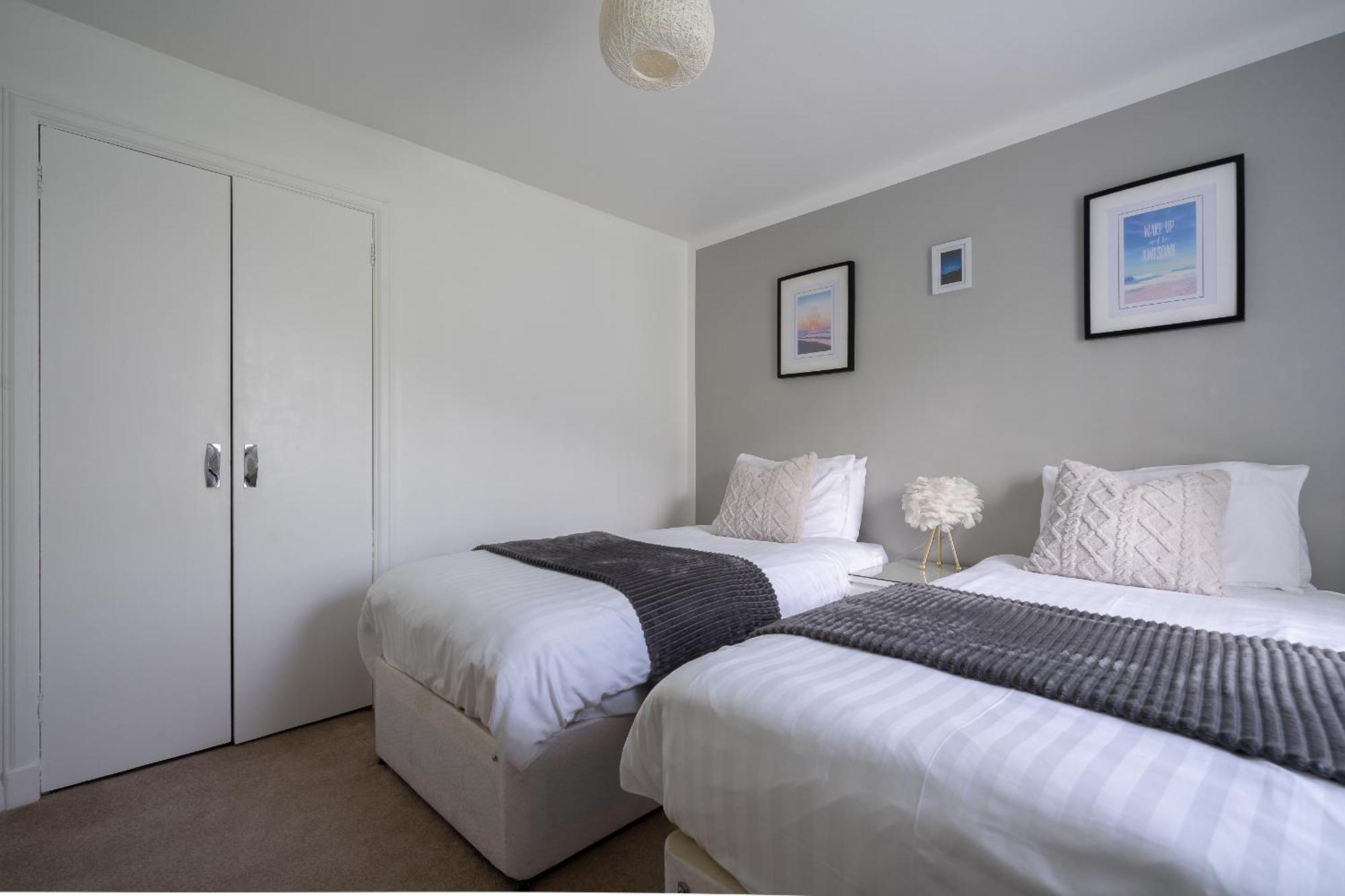 Centre House - 5 Bedrooms - Sleeps 9 - Parking Edinburgh