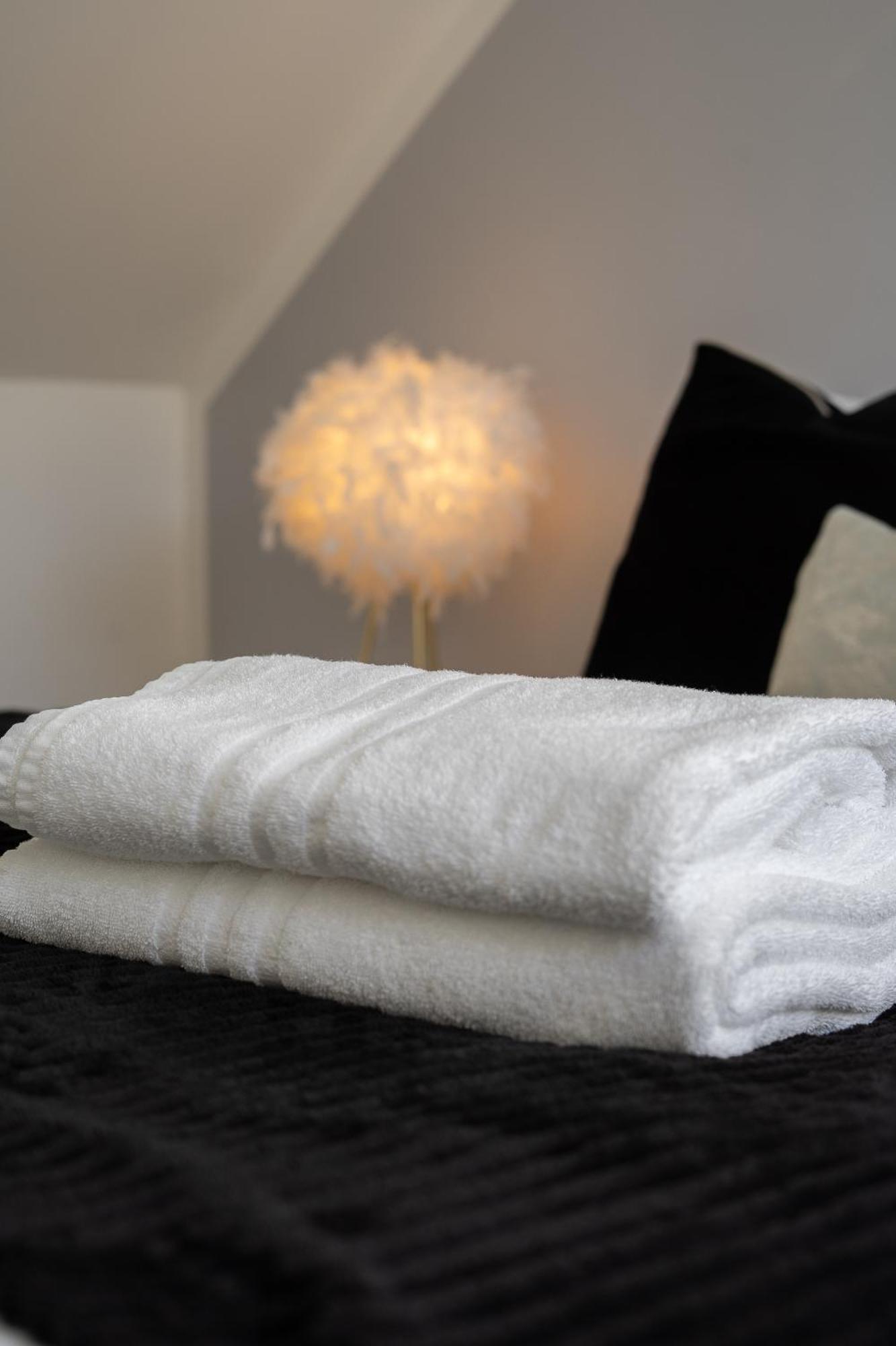 Centre House - 5 Bedrooms - Sleeps 9 - Parking
