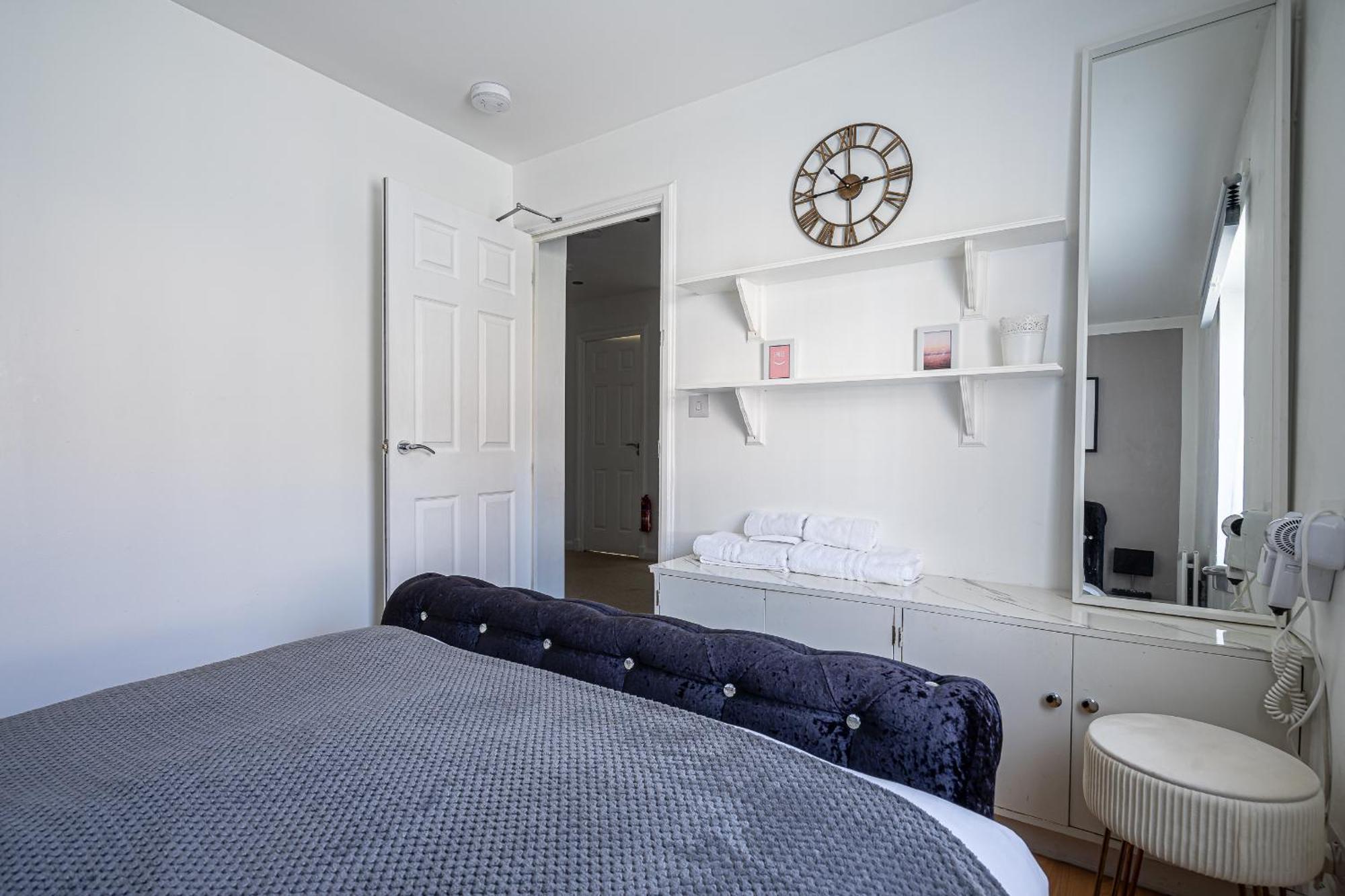 Centre House - 5 Bedrooms - Sleeps 9 - Parking Holiday home