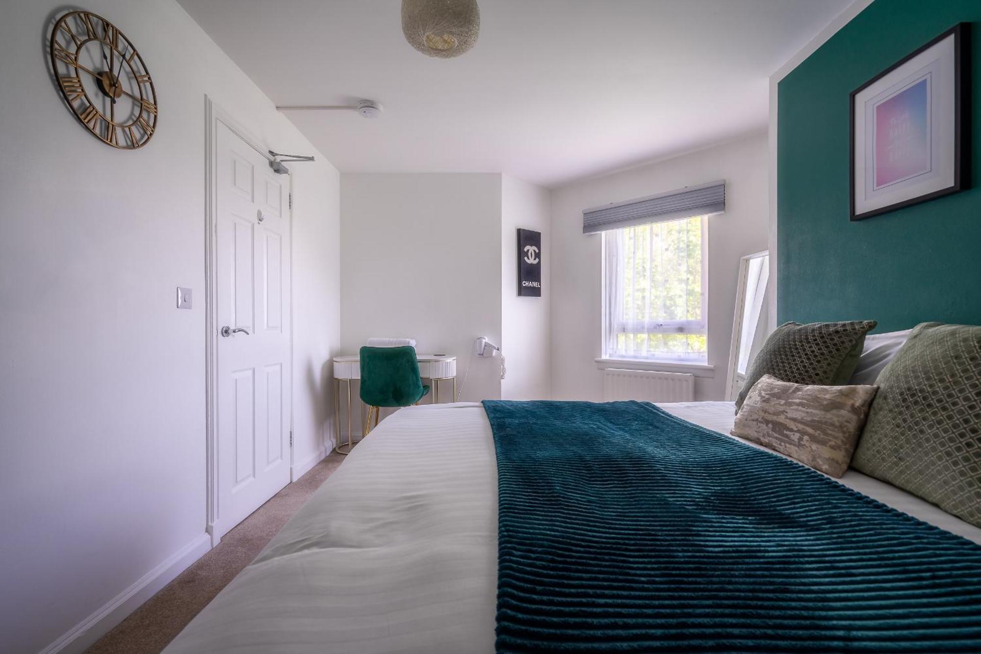 Centre House - 5 Bedrooms - Sleeps 9 - Parking