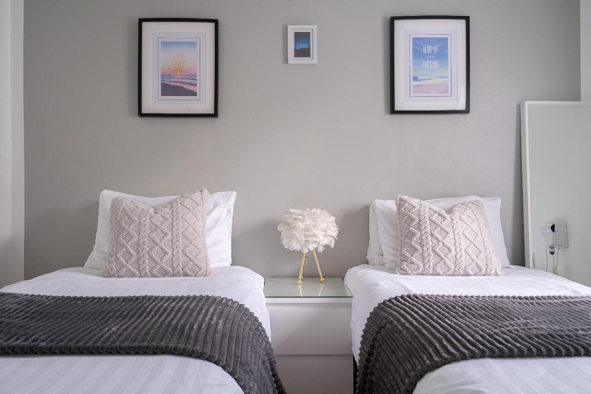 Centre House - 5 Bedrooms - Sleeps 9 - Parking *