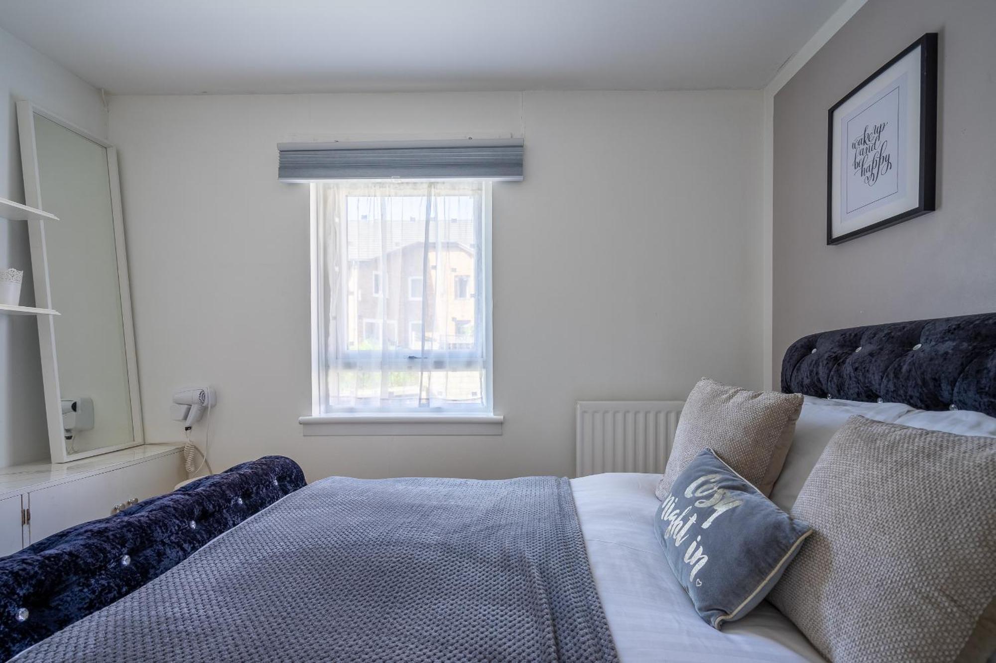 Centre House - 5 Bedrooms - Sleeps 9 - Parking Holiday home