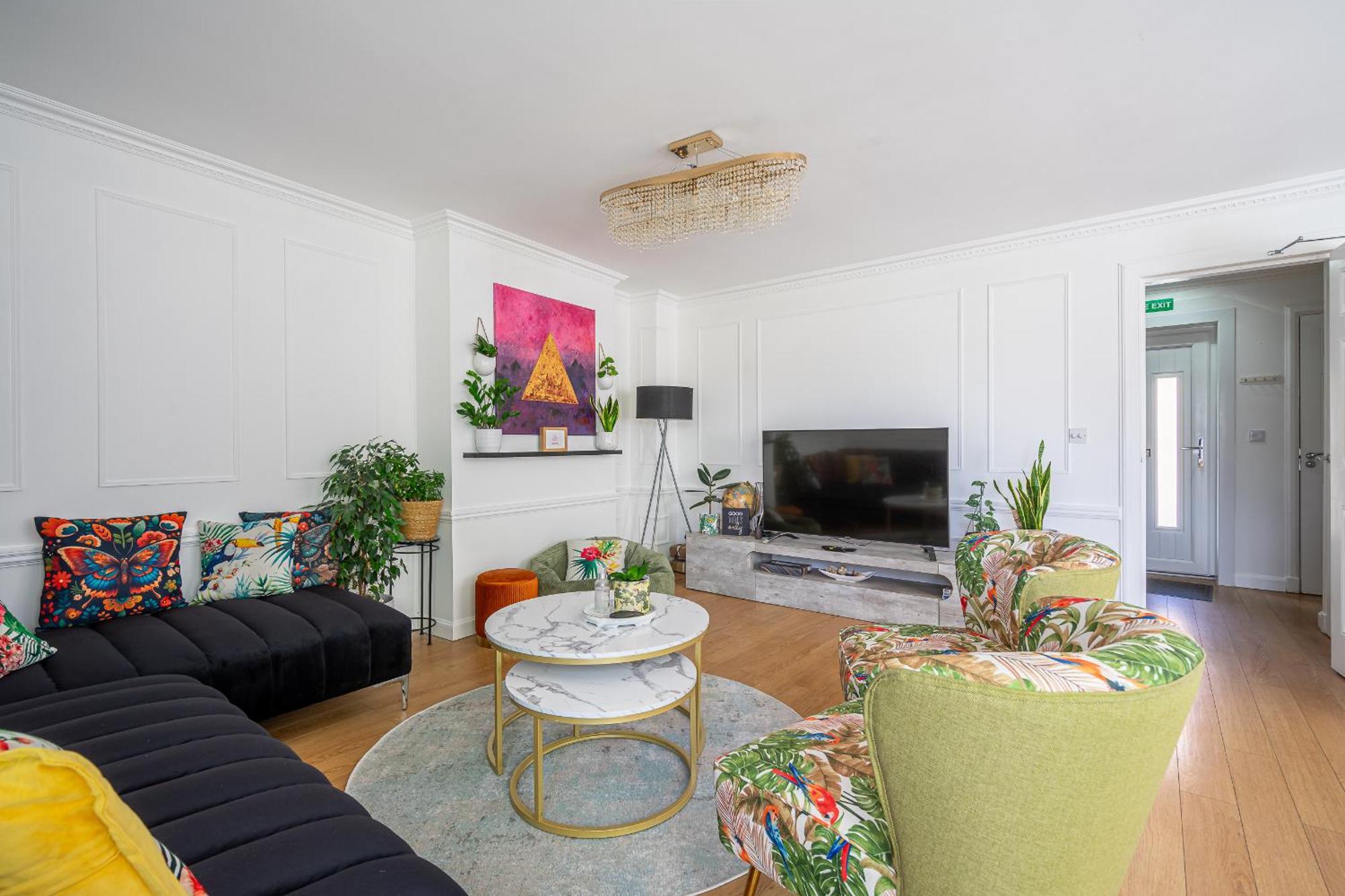 Centre House - 5 Bedrooms - Sleeps 9 - Parking Holiday home *
