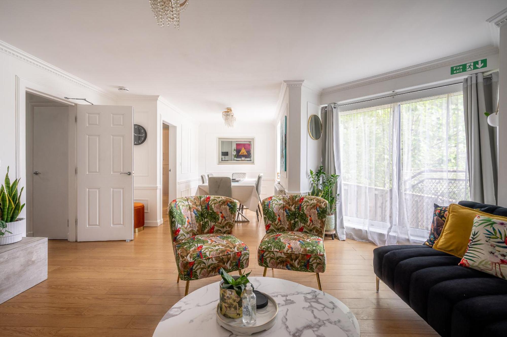 Centre House - 5 Bedrooms - Sleeps 9 - Parking *
