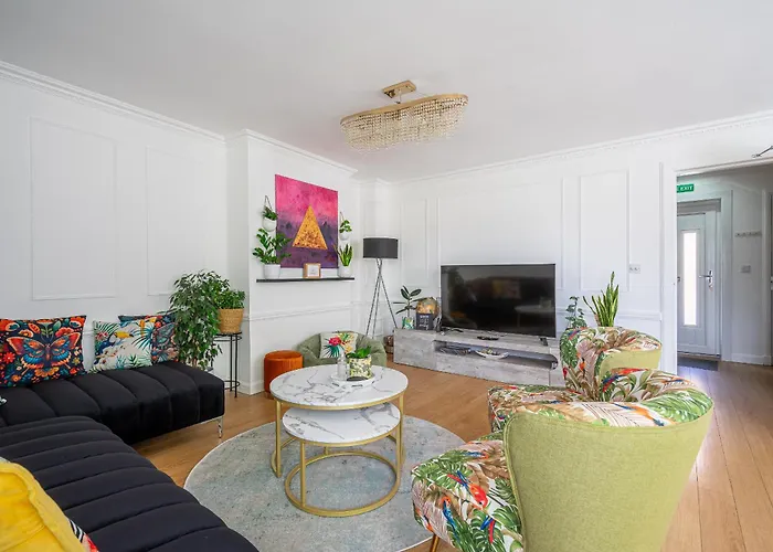 City Centre House - 5 bedrooms - sleeps up to 10