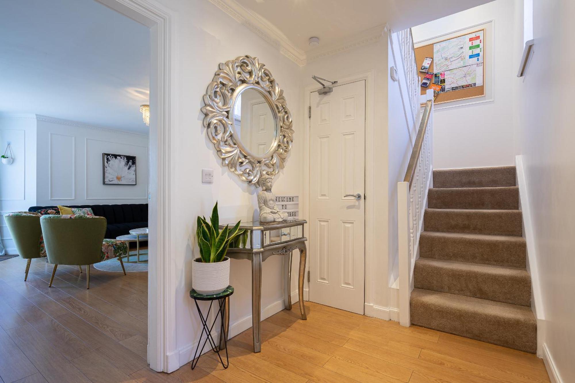Centre House - 5 Bedrooms - Sleeps 9 - Parking *