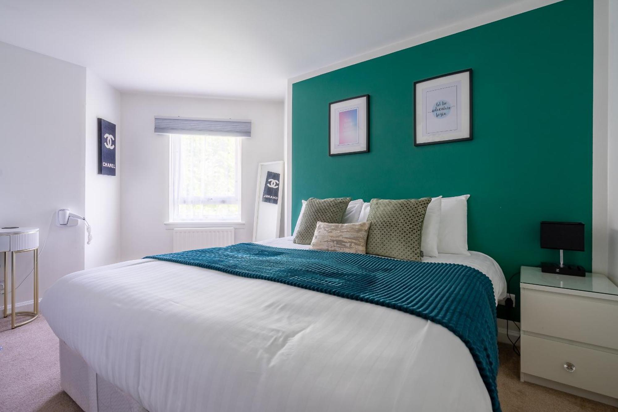 Centre House - 5 Bedrooms - Sleeps 9 - Parking